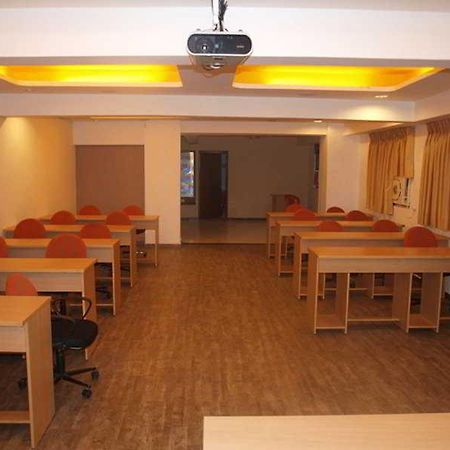 Hotel Maan Residency Ahmadábád Kültér fotó